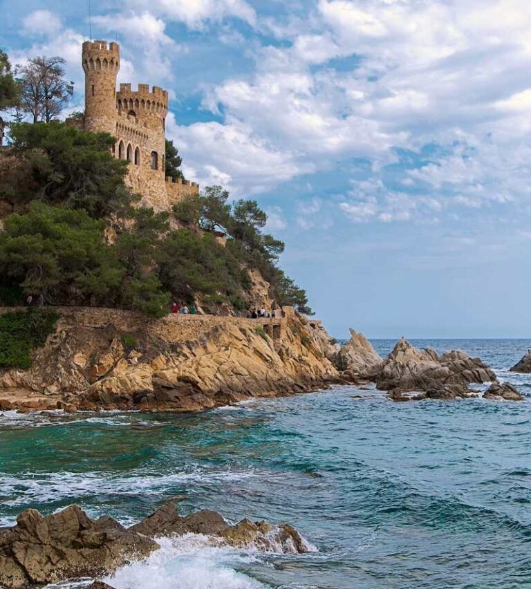 Top 22 Best Places to Visit in Spain :Tossa de mer in Costa Brava